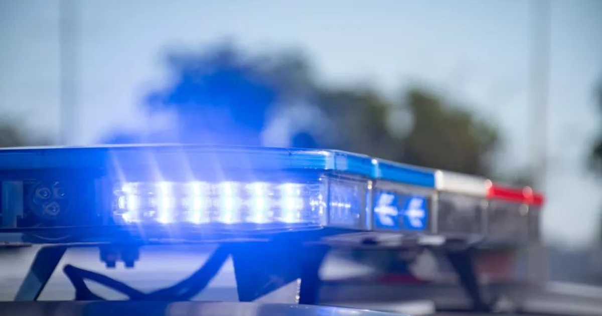 Luces de patrulla policial en escena de crimen en Culiacán