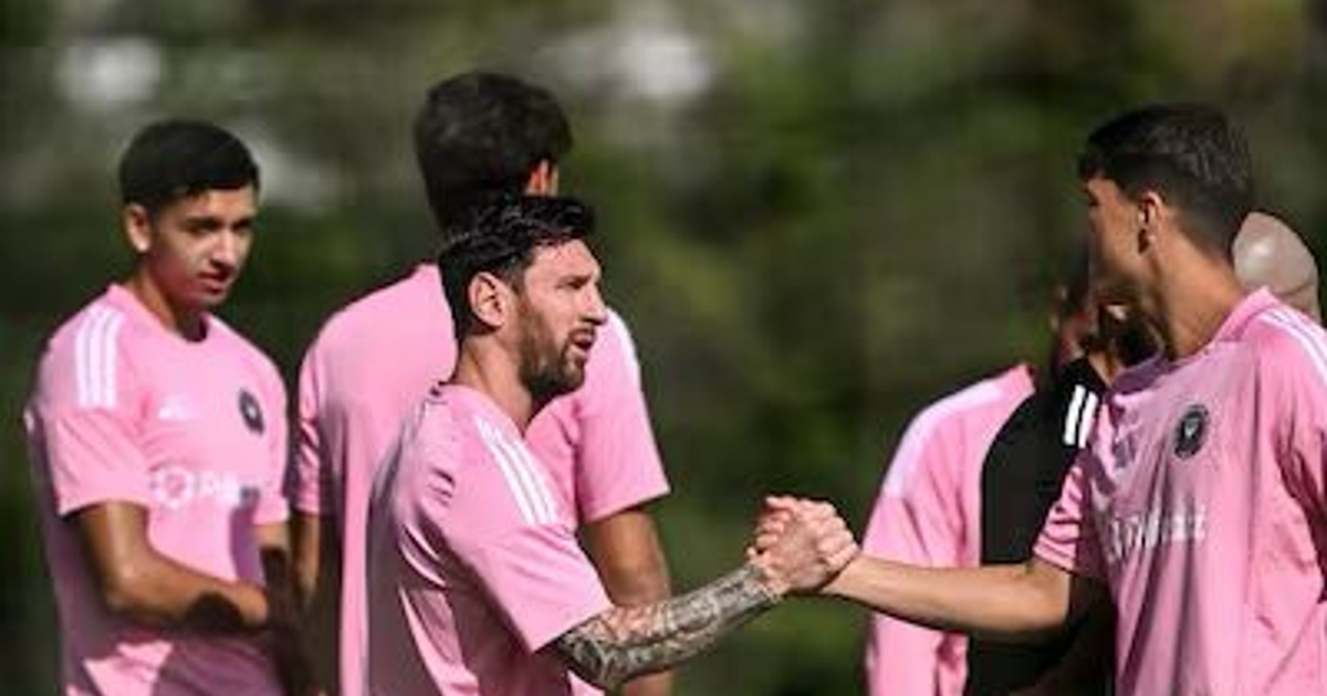Jugadores de Inter Miami entrenando con camisetas rosas en un entorno natural