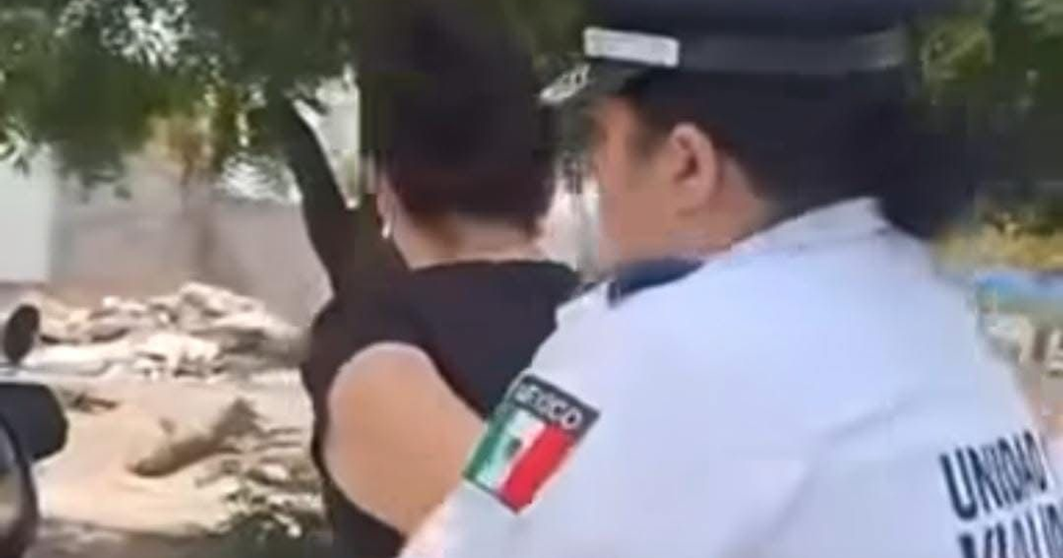 Agente de tránsito y propietarios discuten durante decomiso de motocicleta en Culiacán.