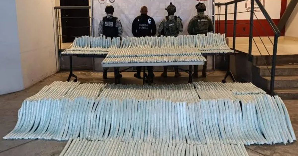 Paquetes de metanfetamina incautados en Tijuana con fuerzas de seguridad presentes.