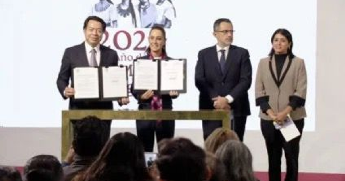 Personas en ceremonia oficial de firma de decretos educativos 2023
