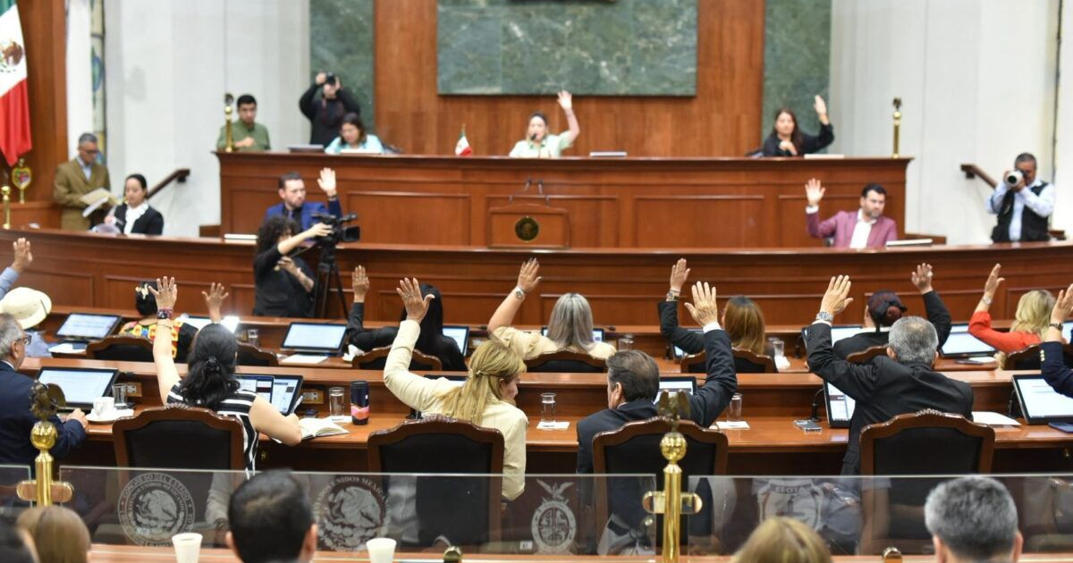Legisladores votando en sesión sobre el delito de ponchallantas en Sinaloa