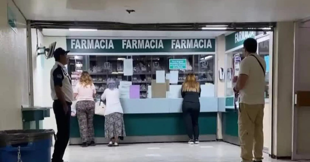 Farmacia hospitalaria con personal y guardia de seguridad, reflejando la escasez de medicamentos en hospitales estatales.