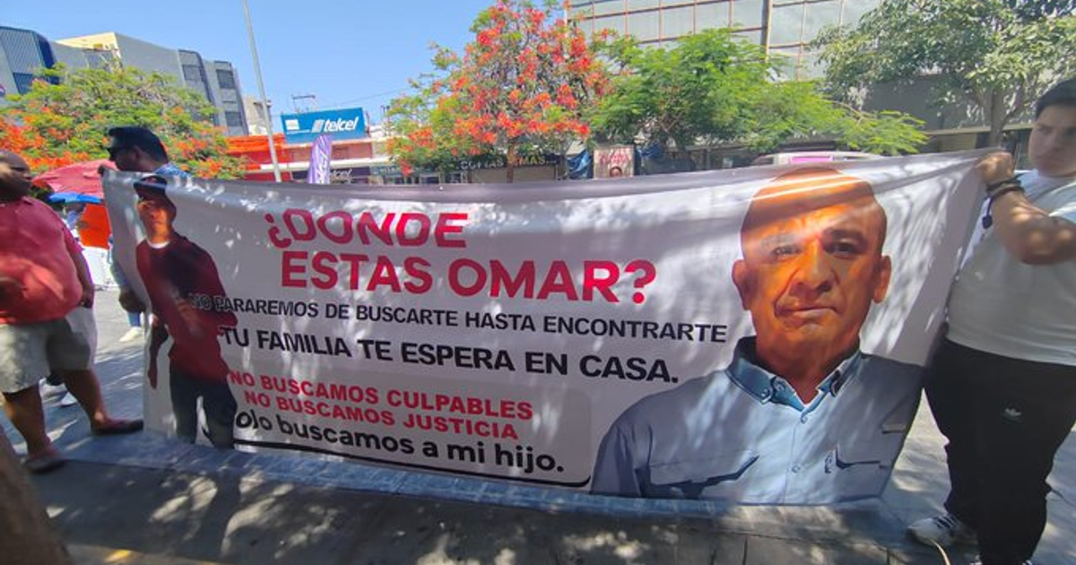 Personas sosteniendo un cartel en una marcha por Omar Adrián Ruiz Ramírez en Los Mochis