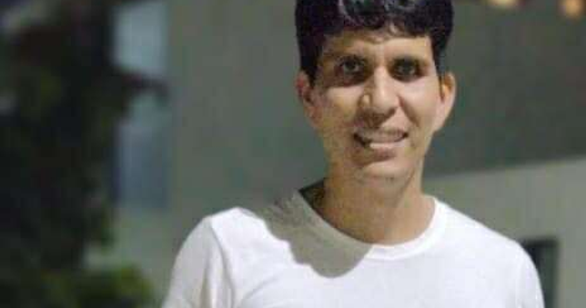 Persona sonriendo con camiseta blanca en ambiente urbano, vinculada al caso de Juan A. Pérez Martínez.