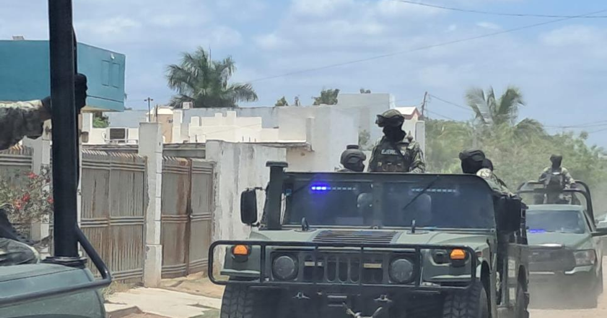 Convoy de humvees militares con personal armado en un entorno urbano durante el despliegue en Guasave.