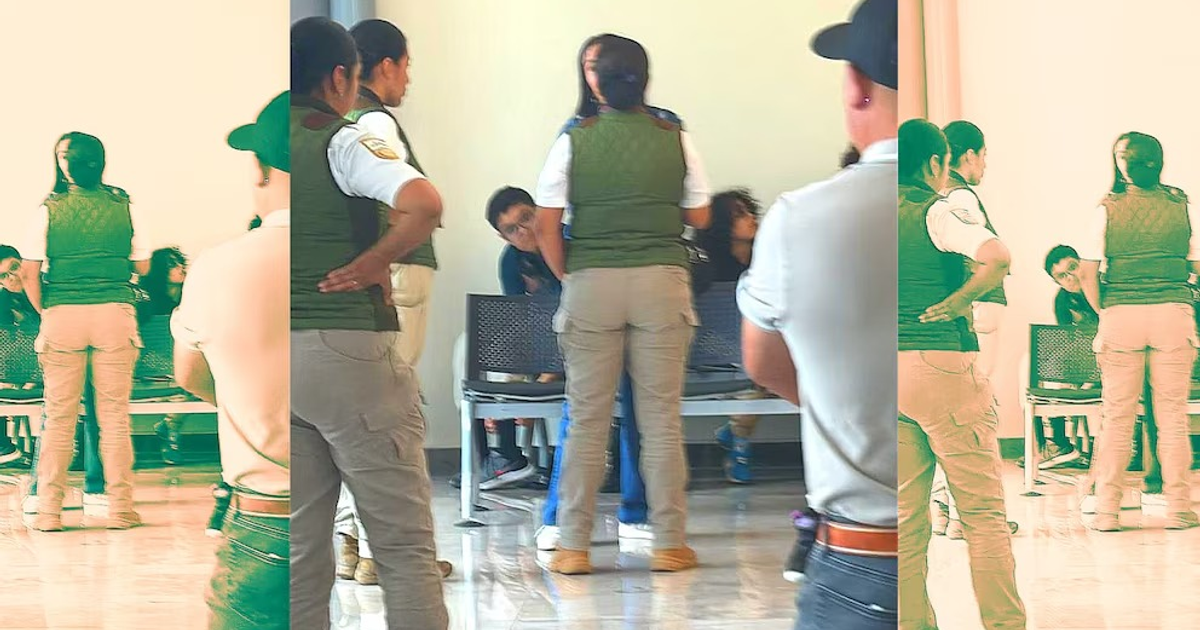 Grupo de personas en sala de espera, algunas con uniformes, en contexto de detención migratoria en el AIFA.