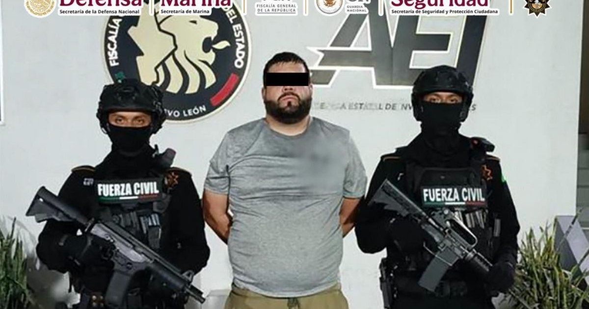 Hombre detenido por policías armados en operativo de seguridad en Monterrey