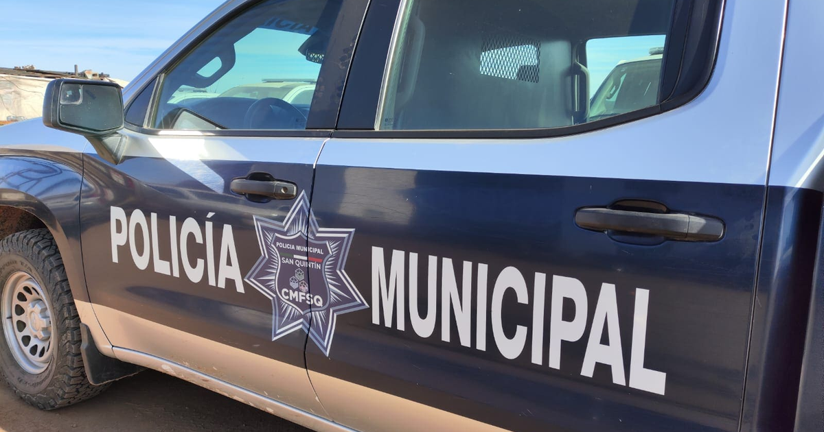 Vehículo de la Policía Municipal de San Quintín con diseño distintivo y escudo visible.