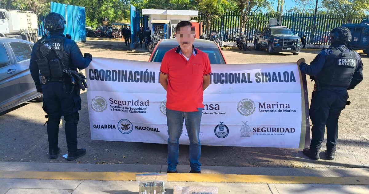 Hombre detenido en operativo de seguridad en Sinaloa con agentes armados y cartel de Coordinación Institucional Sinaloa.