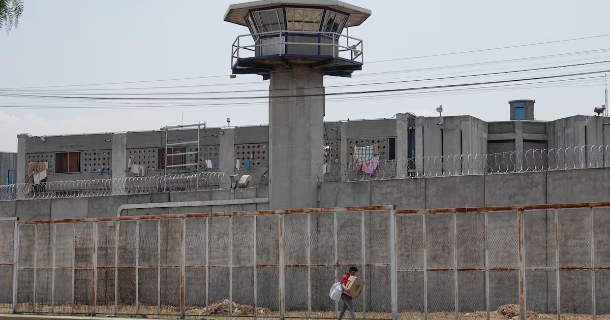 Torre de vigilancia y muro con alambre de púas en prisión mexicana
