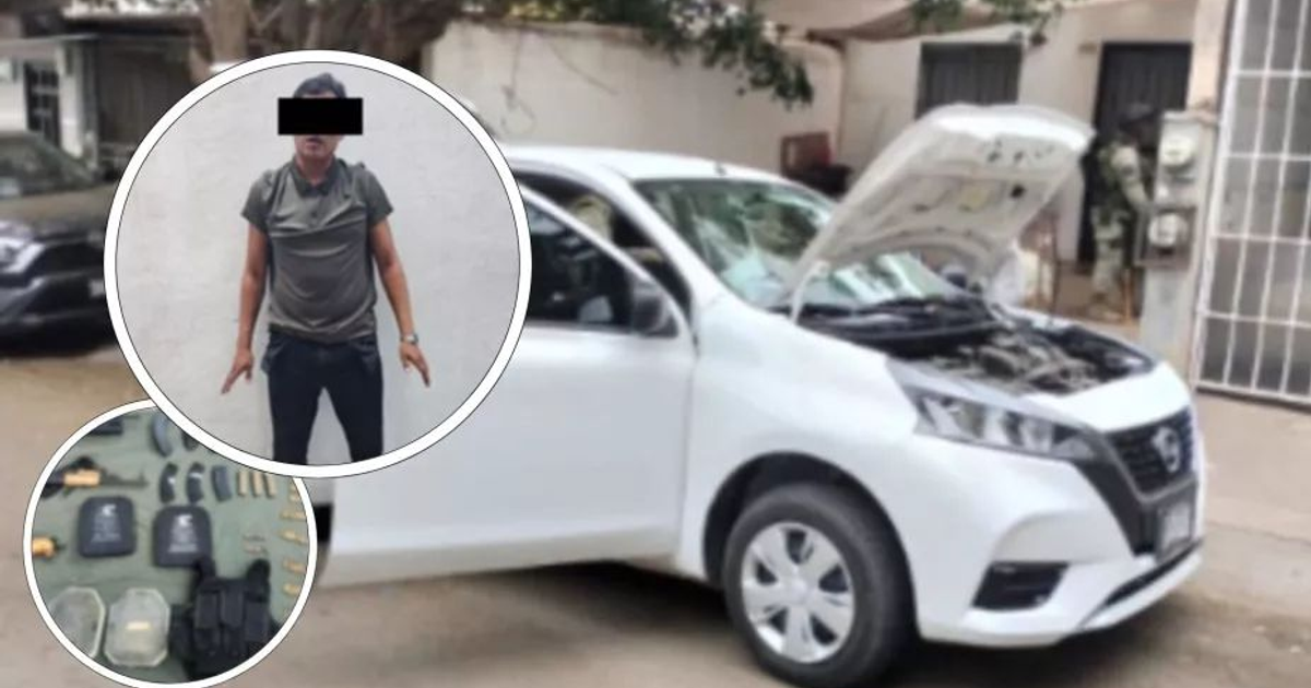 Vehículo blanco con capó abierto y persona bajo custodia en operativo de seguridad en Culiacán, con armas y equipo táctico incautados.