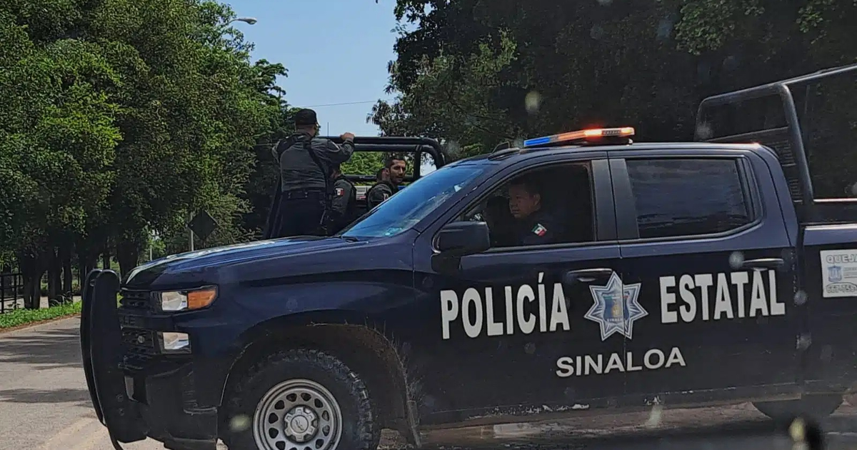 Patrulla de la Policía Estatal de Sinaloa con oficiales en operativo de seguridad en Culiacán.