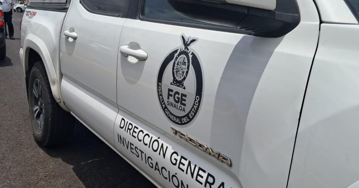 Camioneta de la Fiscalía de Sinaloa en escena del crimen en El Guayabito, Culiacán.