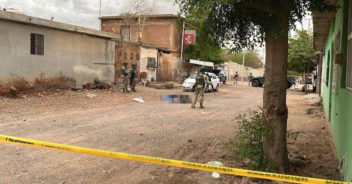 Soldados y agentes de seguridad en una escena de crimen en Culiacán, con cinta amarilla delimitando el área.