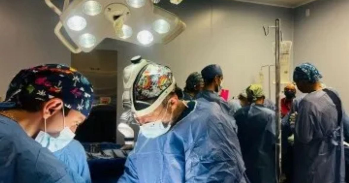 Equipo médico en quirófano del IMSS realizando extracción de órganos para trasplante.