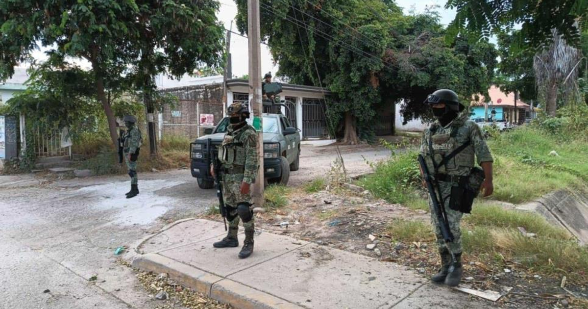 Soldados armados en un entorno urbano con vehículo militar, relacionados con un operativo de dron de vigilancia en San Ignacio.