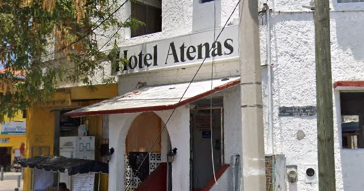 Fachada del Hotel Atenas en Mazatlán, Sinaloa, con un umbral rojo y entorno urbano.