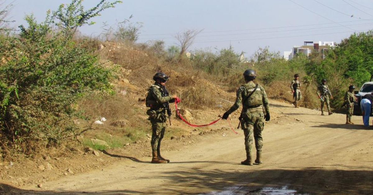 Militares en operativo de seguridad en Mazatlán tras hallazgo de joven ejecutado en terracería.