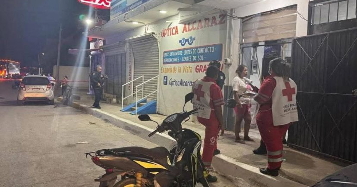 Paramédicos de la Cruz Roja en una calle de Escuinapa tras un intento de asalto nocturno.