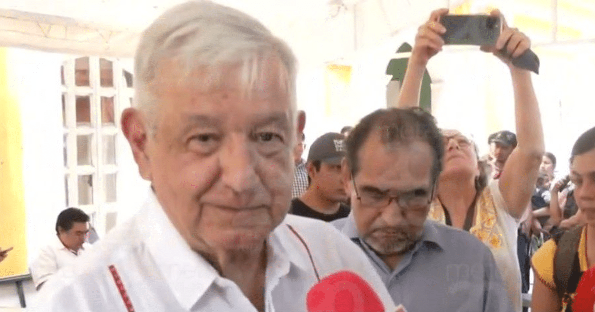 Personas en evento público durante elección popular del Poder Judicial en México, con apoyo de AMLO.