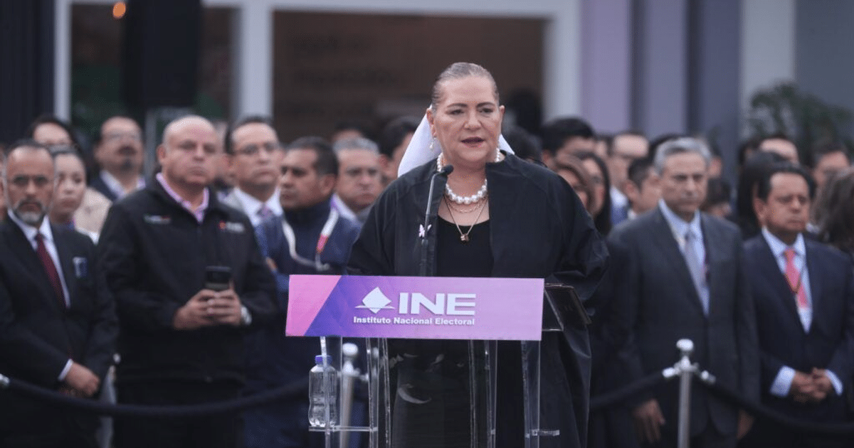 Mujer en estrado del INE hablando sobre la elección popular del Poder Judicial en México