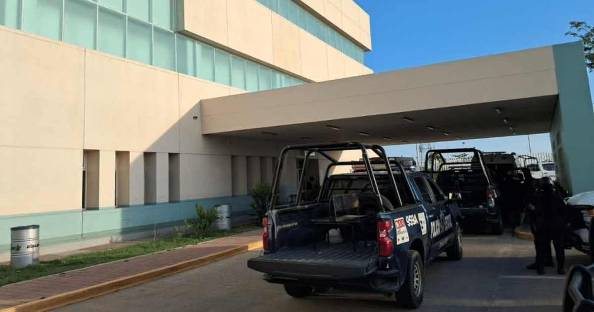 Edificio moderno con vehículos de la Guardia Nacional en Culiacán tras enfrentamiento armado.