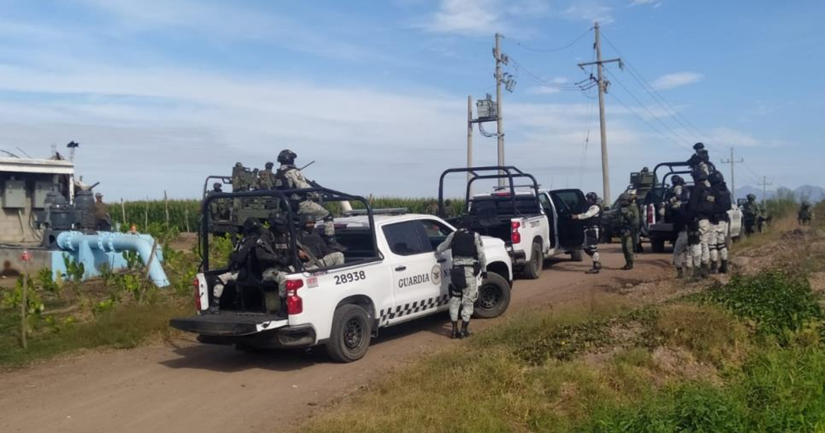 Vehículos de seguridad y personal táctico en camino rural de Culiacán, relacionados con enfrentamiento armado.