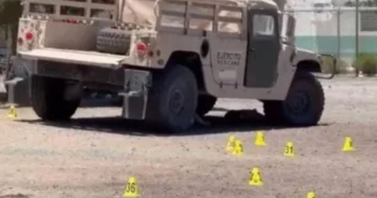 Vehículo militar tipo Hummer en escena de crimen con señales amarillas en un entorno desértico.