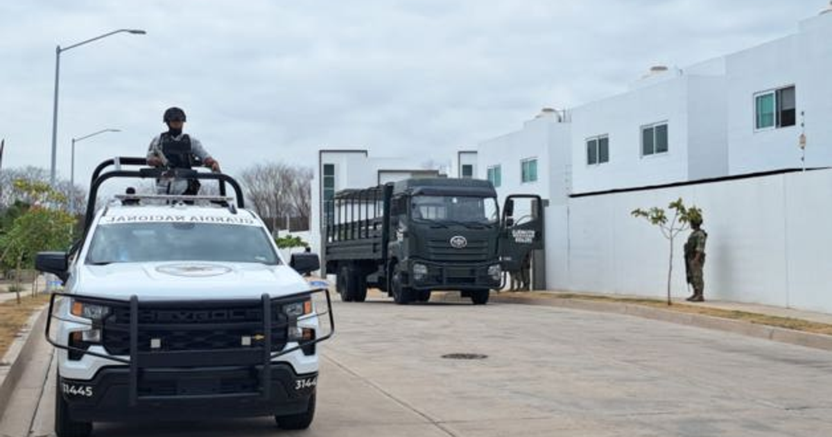 Vehículo policial y soldado en operativo en Culiacán