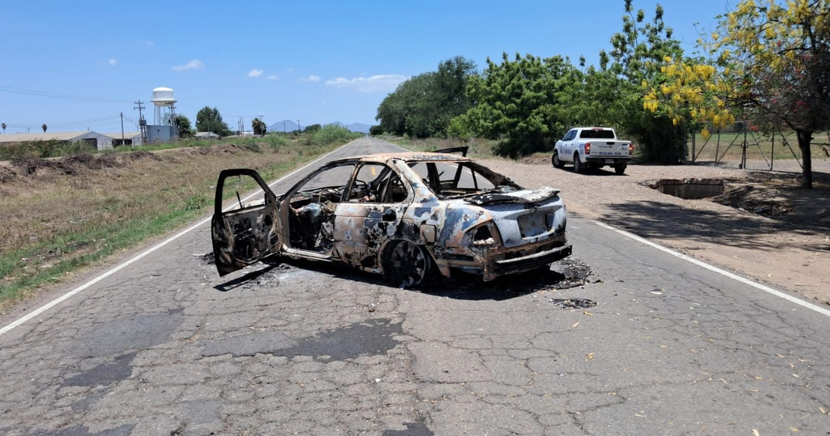 Automóvil calcinado en carretera rural tras enfrentamiento armado en Navolato