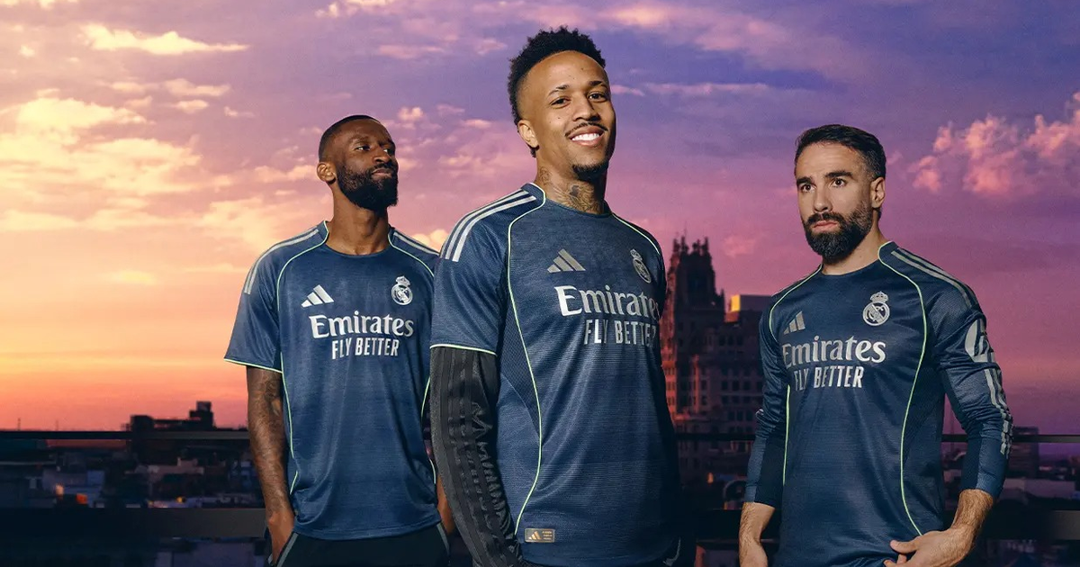 Tres personas con camisetas del Real Madrid al atardecer en Palm Beach Gardens