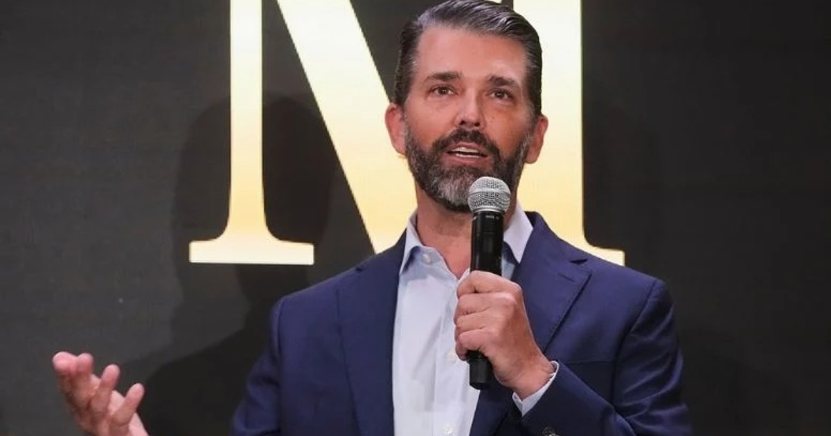 Orador en traje con micrófono discutiendo respuesta militar a amenaza de misiles.