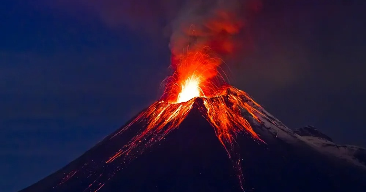 Erupción nocturna del volcán Etna con lava y cenizas