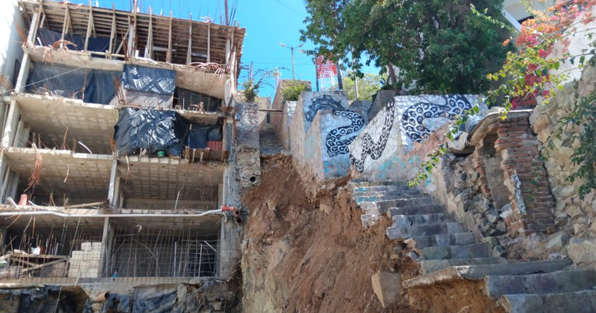 Edificio en construcción y escalera colapsada en Balcones de Loma Linda