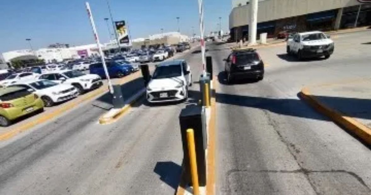 Carretera con coches estacionados y en movimiento en la Gran Plaza de Mazatlán