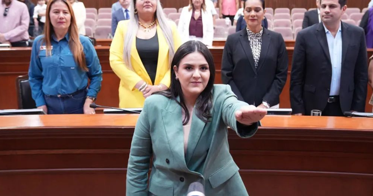 Estefanía Peña Payán juramentando como magistrada en el Congreso de Sinaloa
