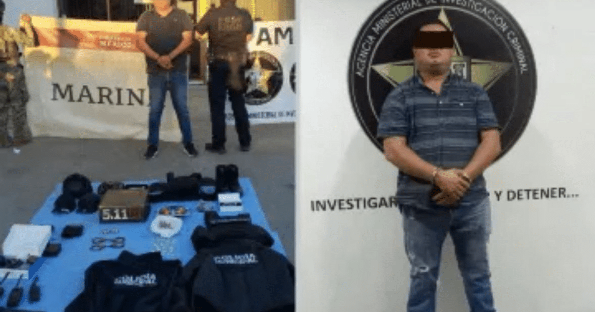 Grupo de personas en operativo de detención con equipo y materiales sobre una mesa, hombre de pie a la derecha, símbolo de agencia de investigación al fondo.