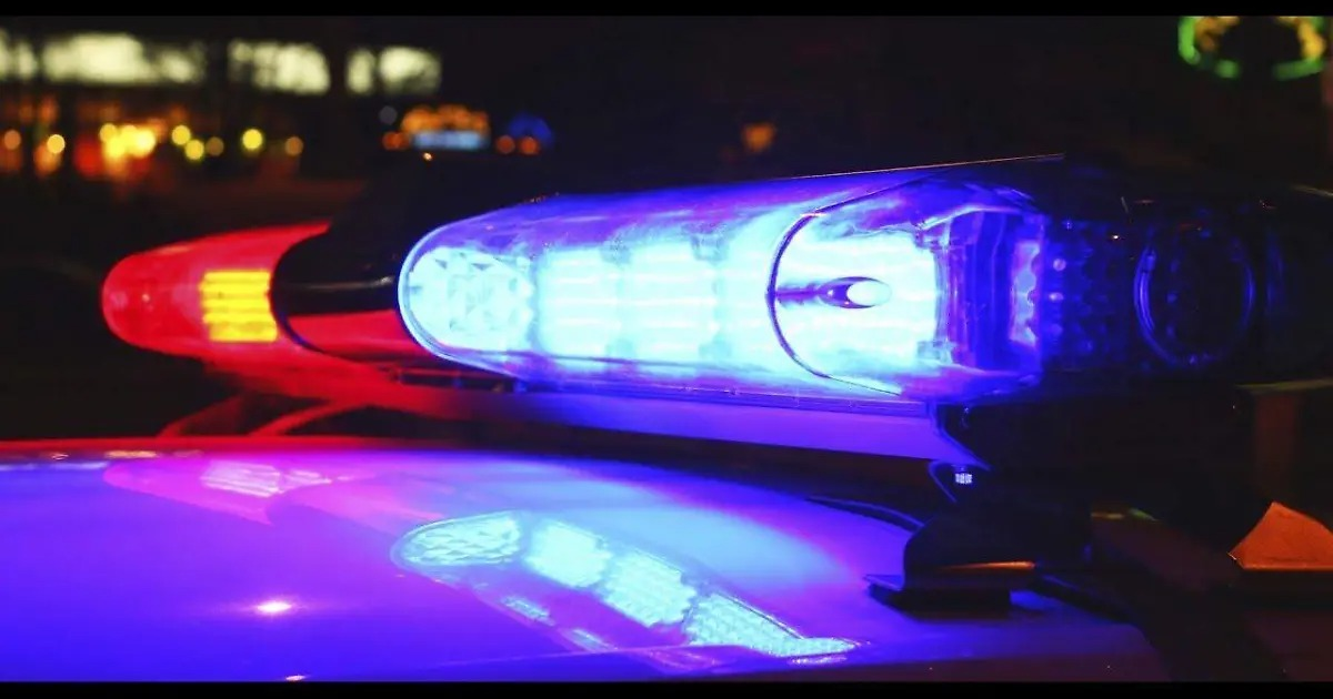 Luces intermitentes de vehículos de emergencia en Culiacán durante la noche, relacionadas con un reporte de secuestro falso.