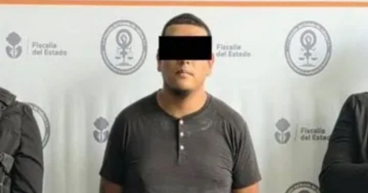 Persona en presentación oficial de la Fiscalía del Estado, relacionada con el feminicidio en Tonalá.