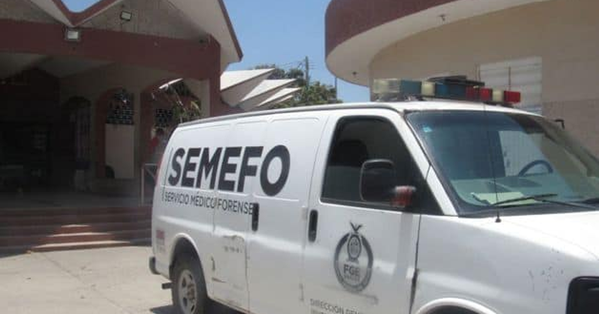 Furgoneta del SEMEFO estacionada frente a un edificio tras hallazgo en iglesia de Mazatlán