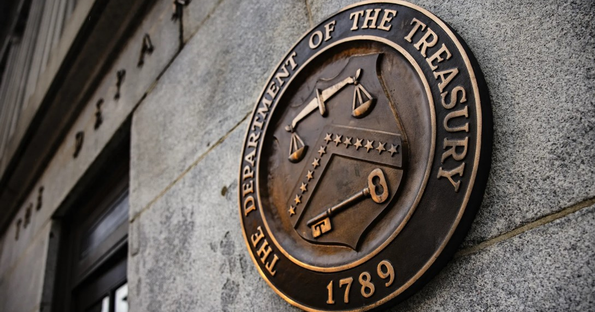 Emblema del Departamento del Tesoro de EE.UU. en una pared de piedra, simbolizando su autoridad en medidas contra el lavado de dinero.