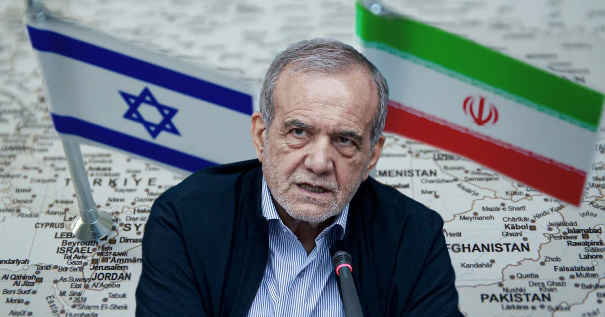 Hombre hablando con banderas de Israel e Irán y mapa del Medio Oriente en el fondo, reflejando el conflicto geopolítico reciente.