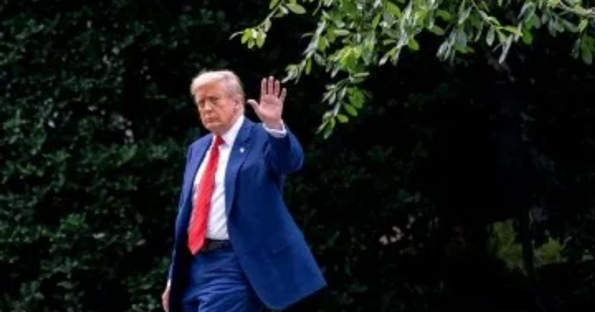 Persona caminando y saludando con vegetación de fondo