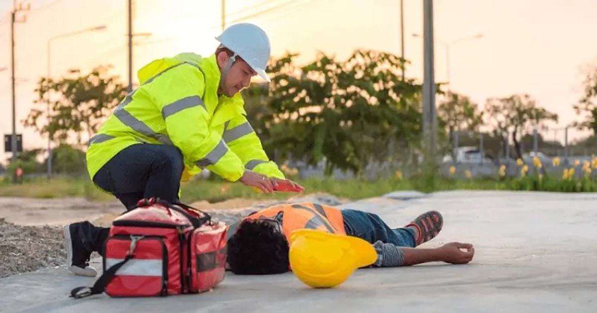 Trabajador de emergencias atiende a hombre inconsciente por golpe de calor en Sinaloa