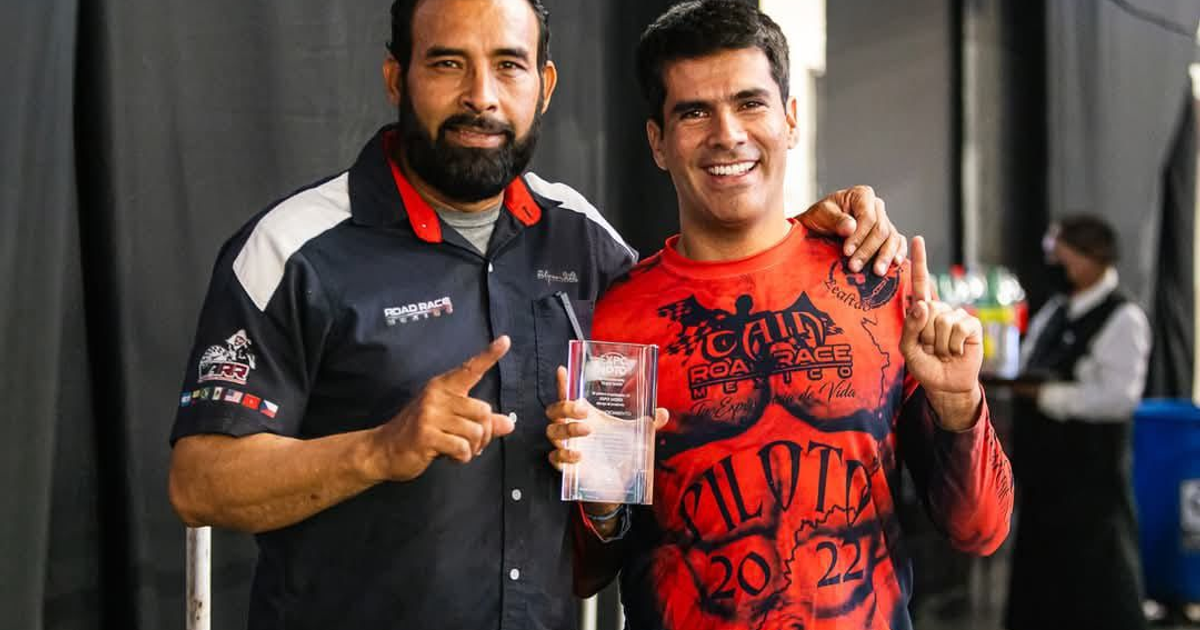 Gonzalo Castro y su equipo celebran por su próxima participación en la Isle of Man Road Race