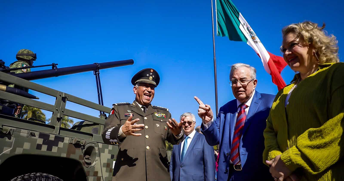 Evento al aire libre con vehículo militar y bandera de México en Sinaloa