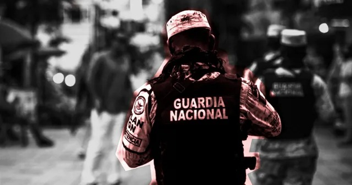 Miembro de la Guardia Nacional en uniforme con mochila en entorno urbano, resaltado por efecto de color.