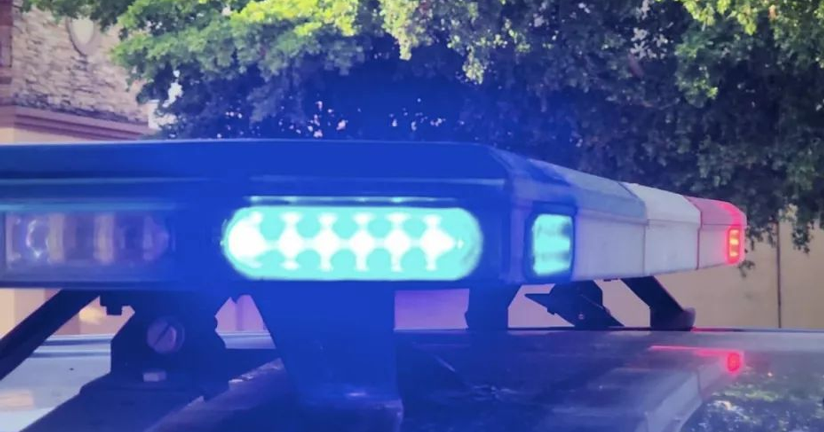 Luces de emergencia de patrulla policial en escena de crimen en Culiacán