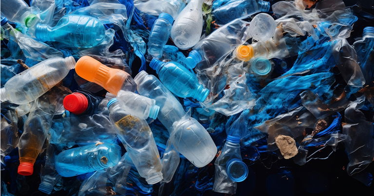 Botellas de plástico acumuladas, simbolizando la contaminación y el potencial de conversión en hidrógeno limpio.